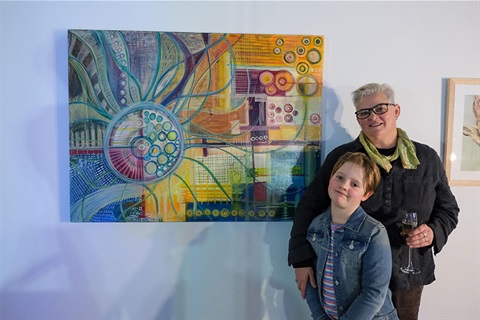 Art Awards 2024 winner Jo Parsons with her daughter and the winning artwork