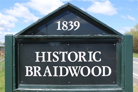 Entry sign to Braidwood, with text 1839 and Historic Braidwood